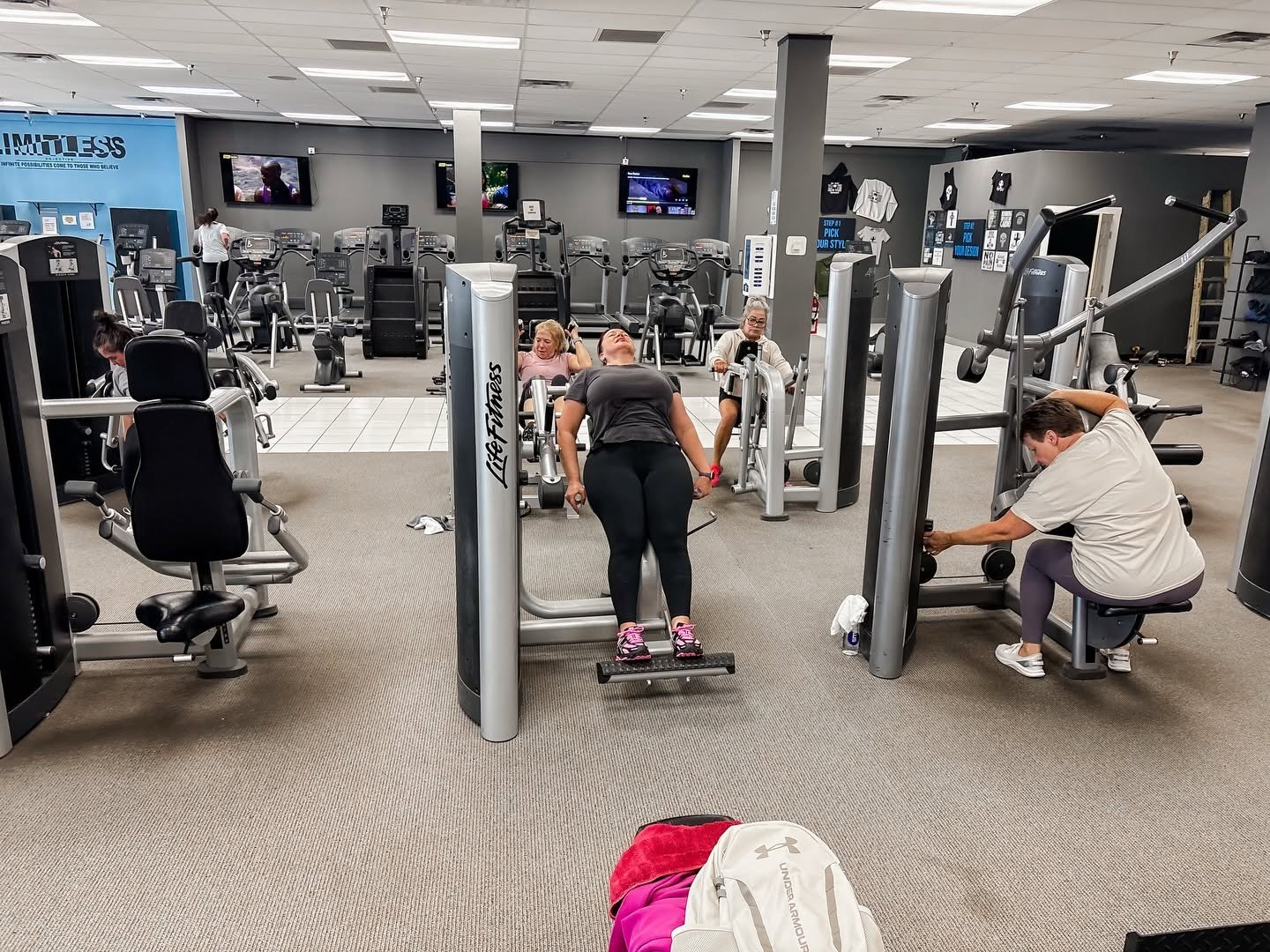 Members training on strength machines